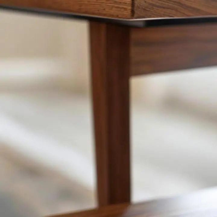 Detal drewnianego blatu stołu z eleganckim wykończeniem